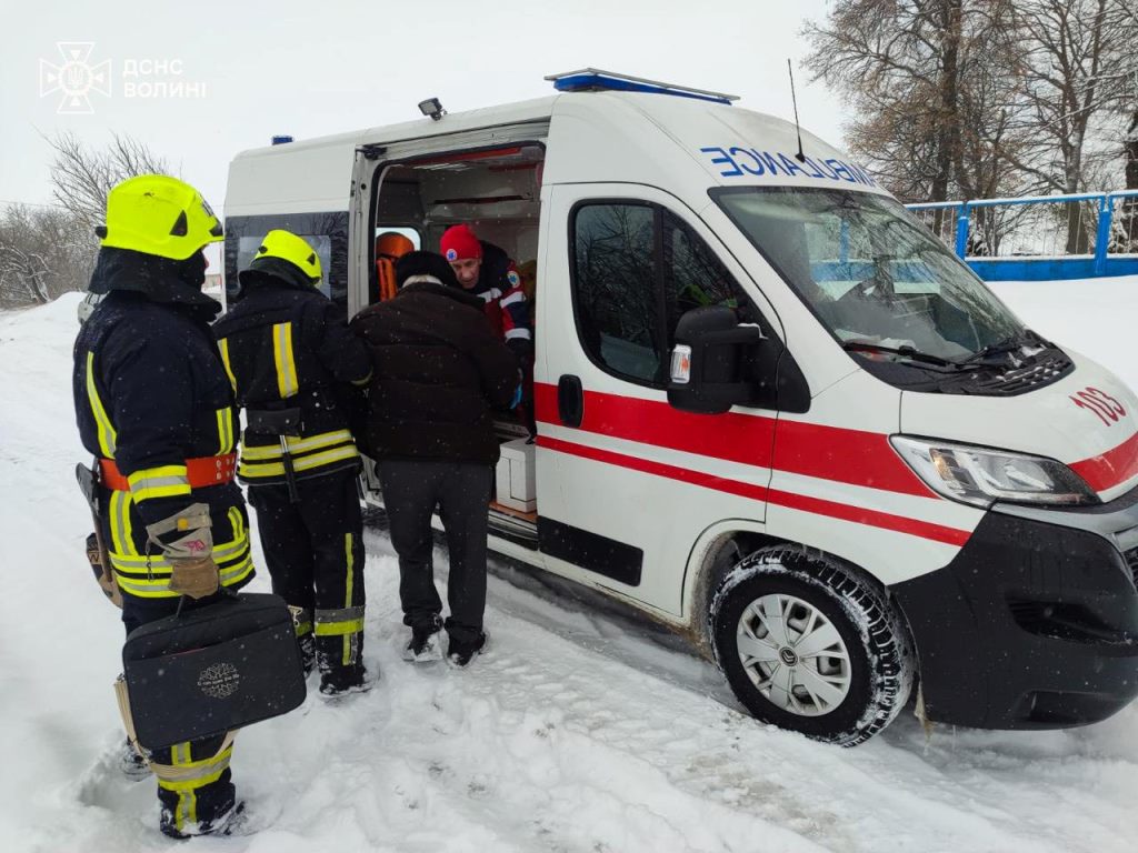 У Локачинській громаді рятувальники разом із медиками допомогли людині