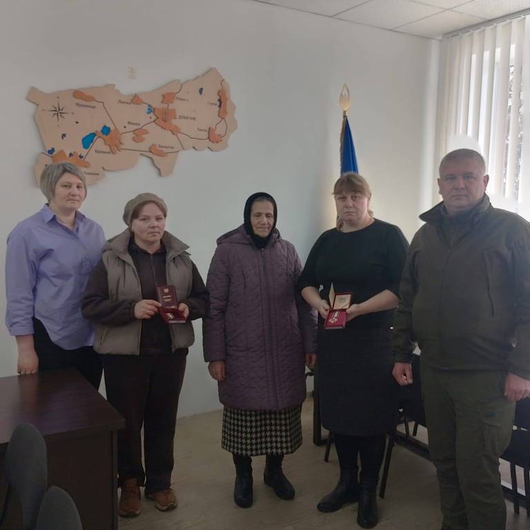 Рідним загиблих воїнів із Дубечненської громади вручили їхні посмертні нагороди