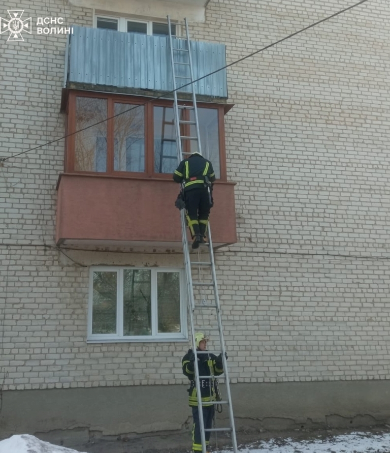 У Володимирі рятувальники визволили з зачиненої квартири дворічну дитину