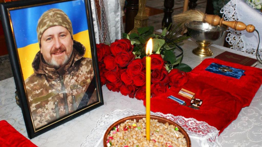 «Таких як він стає все менше»: у Рожищі попрощалися з Героєм Анатолієм Репшем