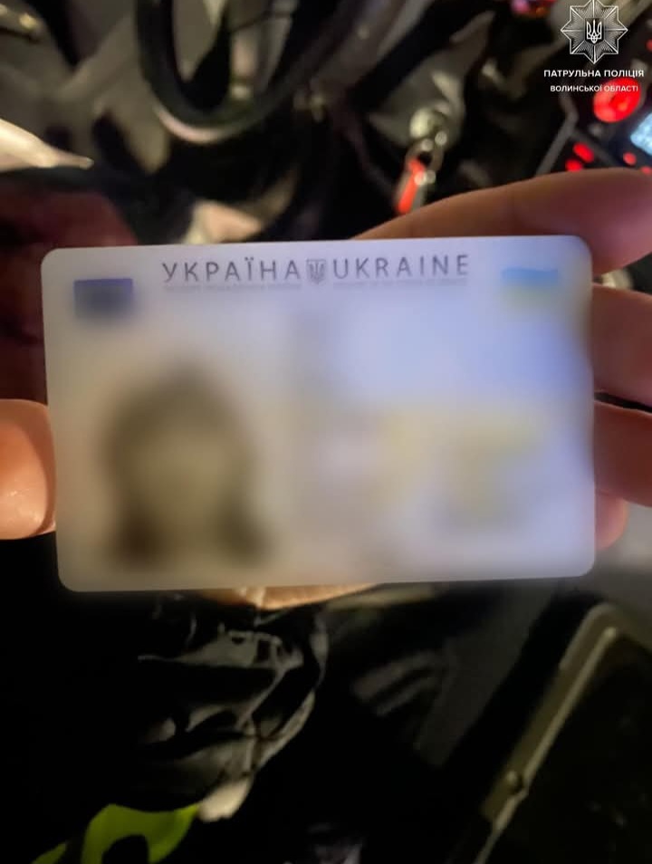У Луцьку патрульні повернули власниці загублений паспорт