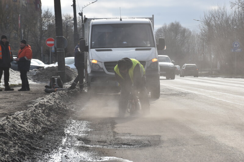 Ямковий ремонт холодним асфальтобетоном у Луцьку робитимуть до настання тепла