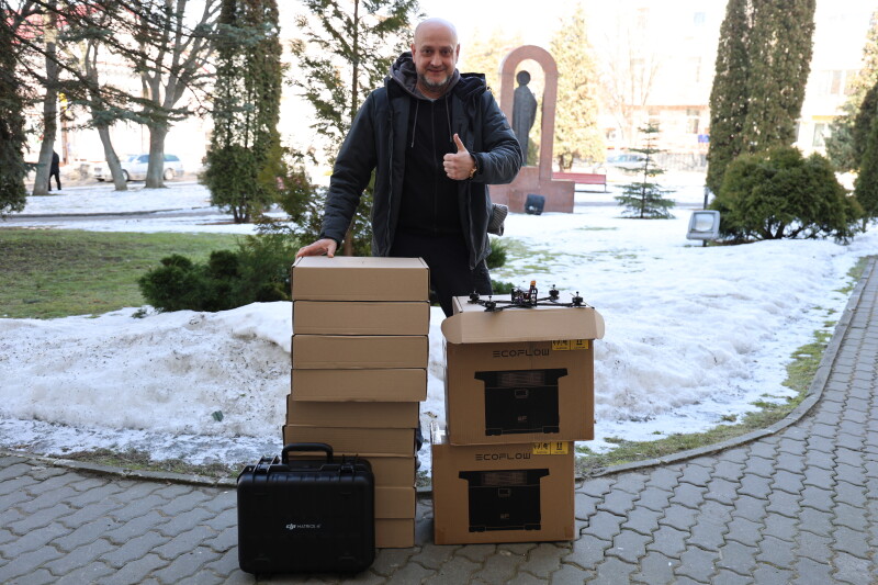 Квадрокоптери, старлінки, зарядні станції від Луцької громади відправились у зону бойових дій