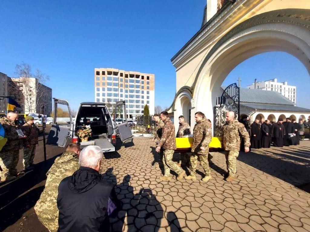 Повернувся додому назавжди: у Ковелі віддали останню шану воїну Миколі Петровському