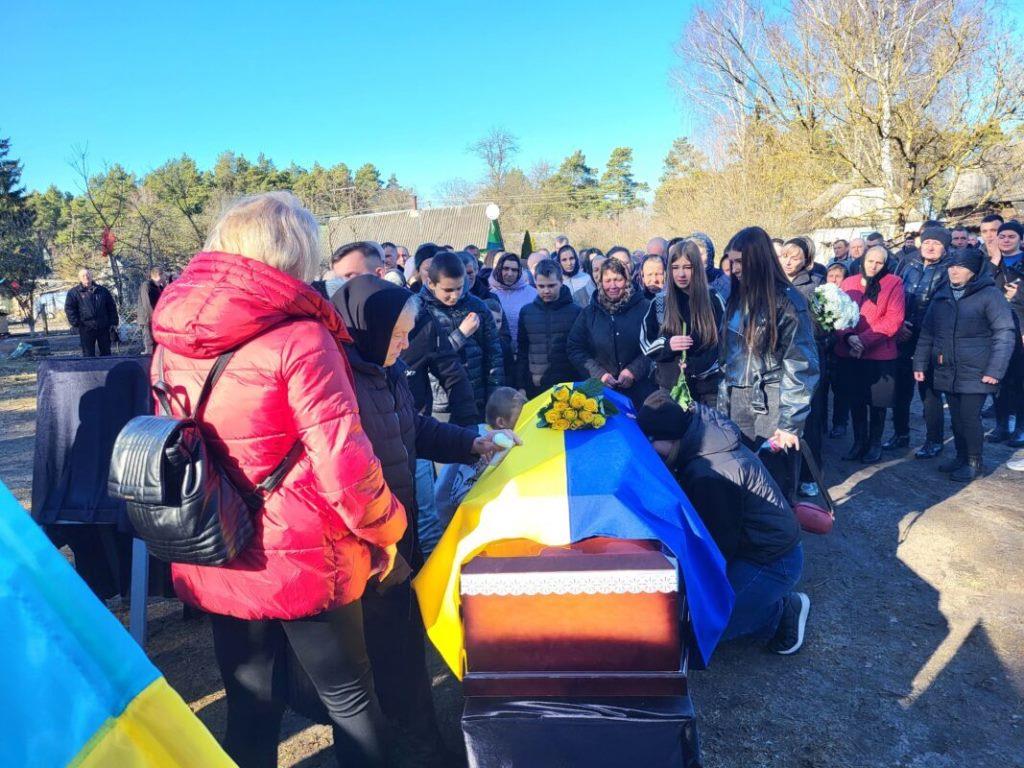 У Ковельській громаді попрощалися із 28-річним Захисником із Гішина Тарасом Мельником