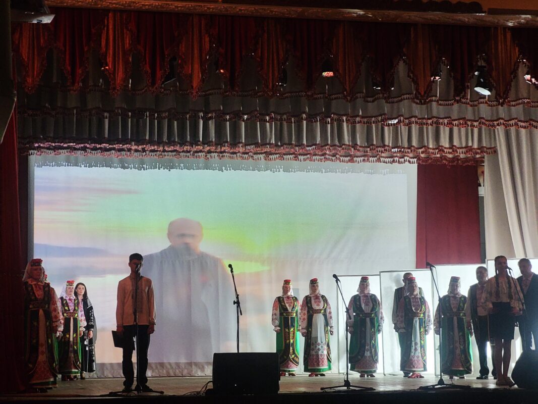 Ковельська гімназія представила літературний перформанс «Шевченкові сторінки: код незламності крізь віки»