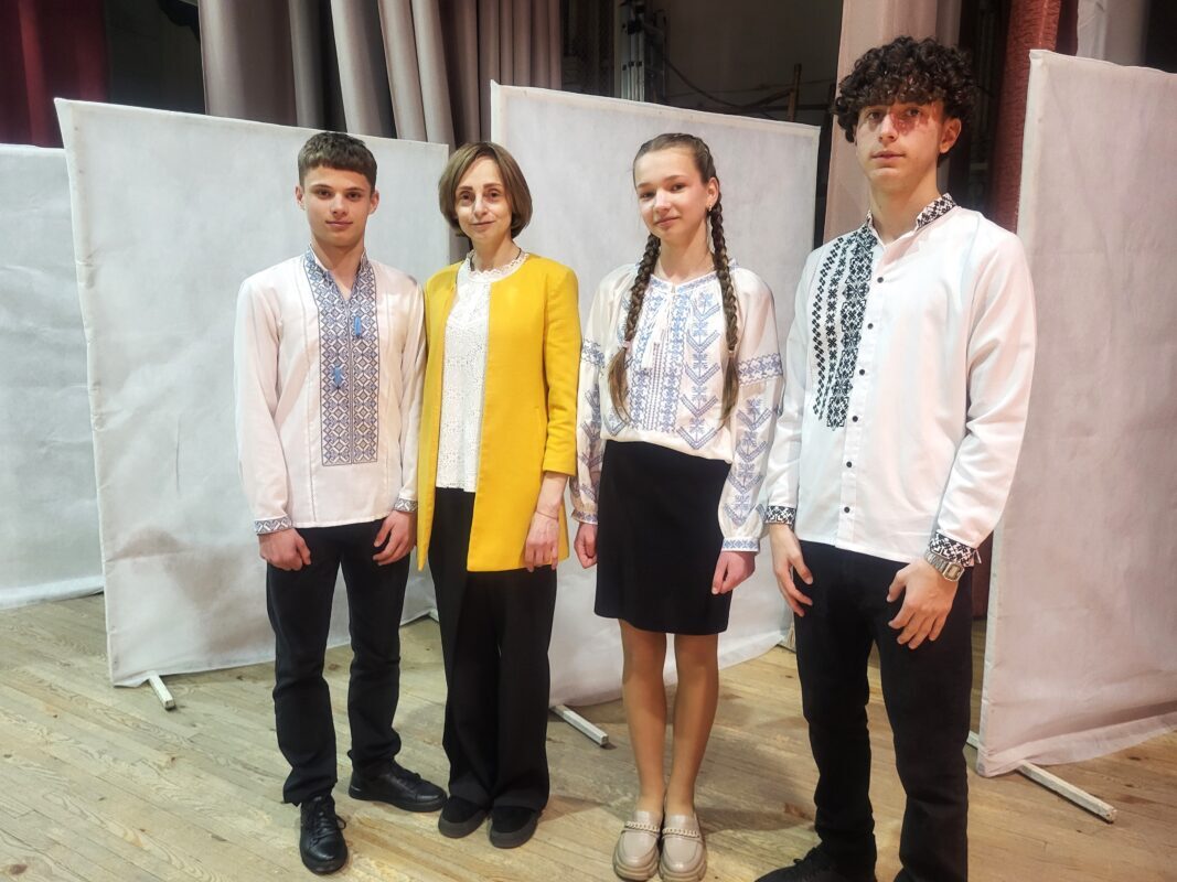 Ковельська гімназія представила літературний перформанс «Шевченкові сторінки: код незламності крізь віки»