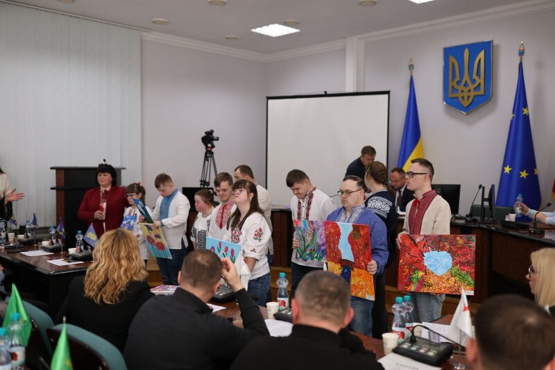 До Всесвітнього дня людей з синдром Дауна: у Луцькій міській раді відбувся флешмоб «Шкарпетуйся»