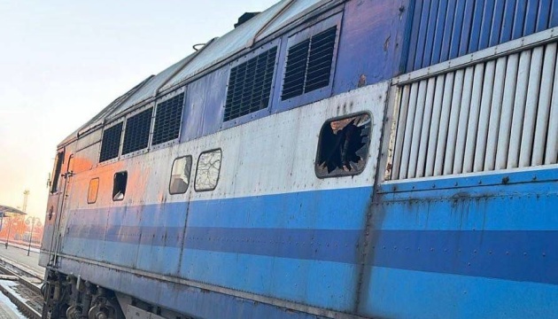 російський дрон зранку влучив у пасажирський потяг Київ – Суми