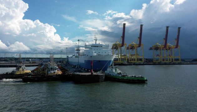 російський порт усть-луга атакували дрони, виникла пожежа