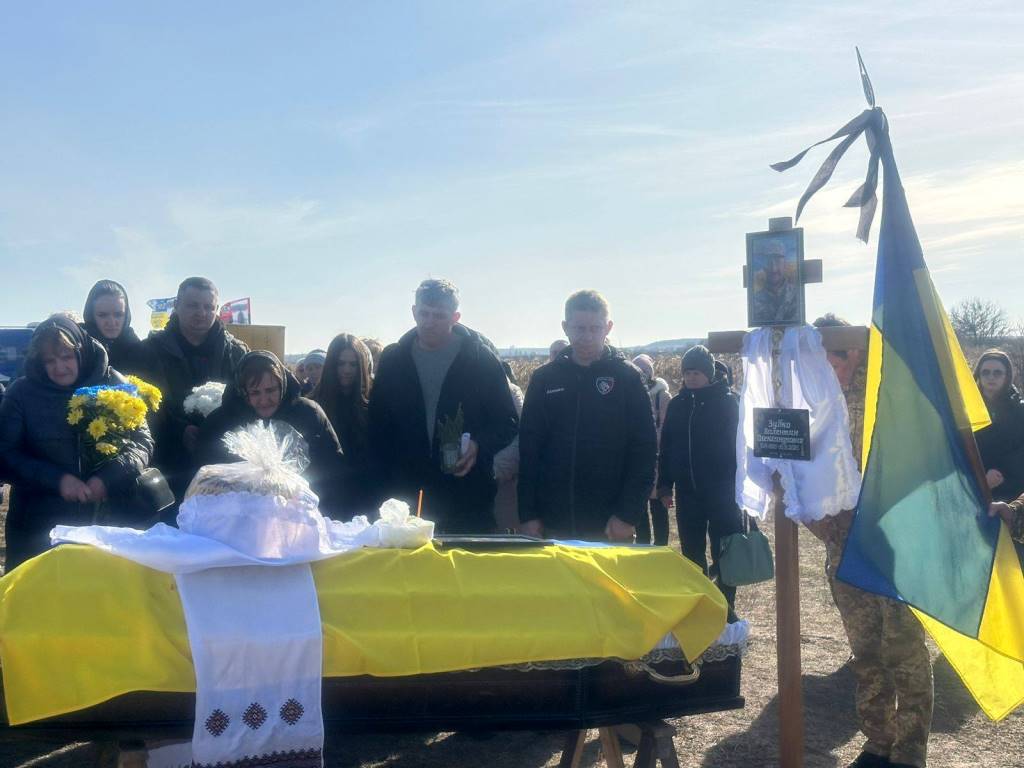 В Устилузькій громаді попрощалися із воїном Валентином Зубком
