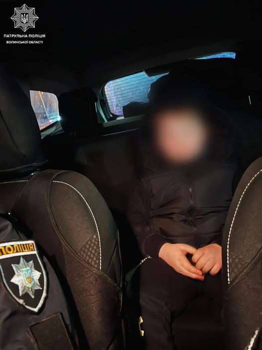 У Луцьку патрульні повернули маленького мандрівника додому