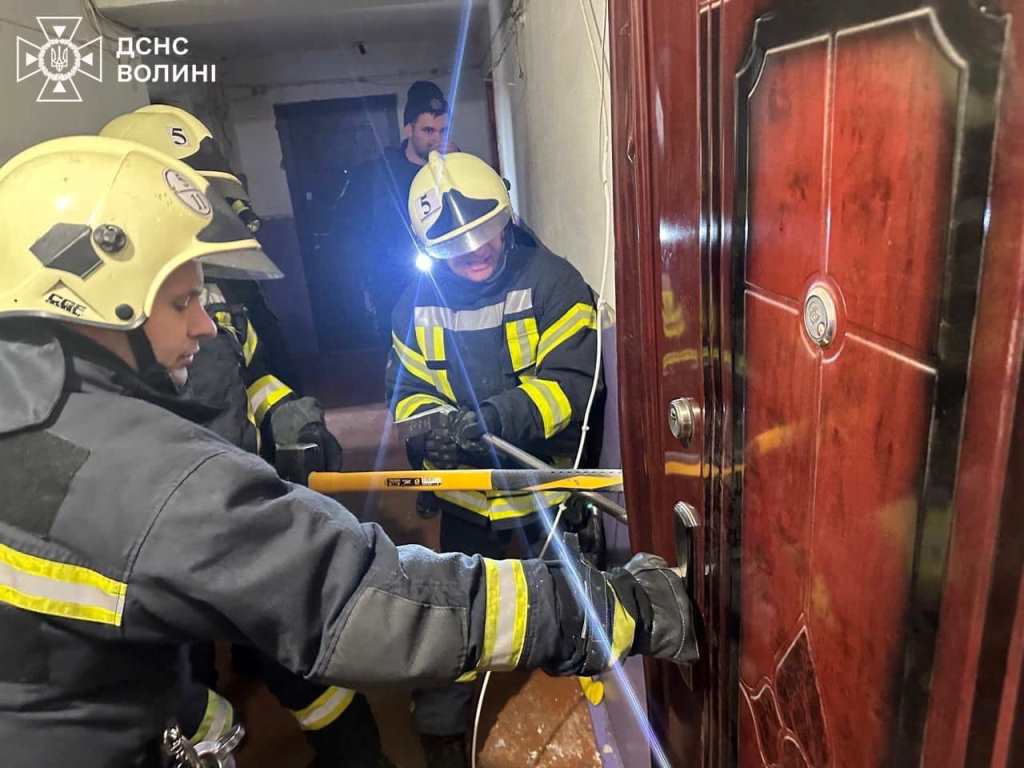 У Нововолинську рятувальники визволили з зачиненої квартири малюка