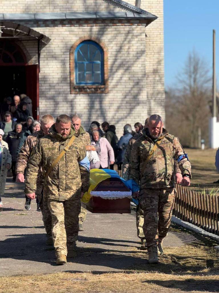 У Колківській громаді попрощалися із захисником Андрієм Оніщуком