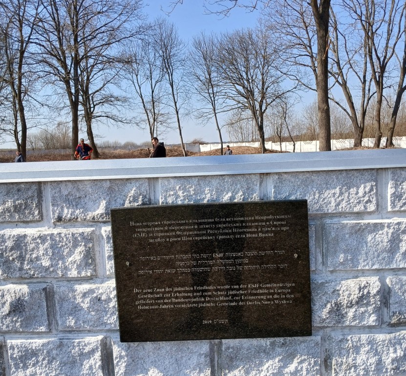 У Старовижівській громаді прибирали на єврейському кладовищі