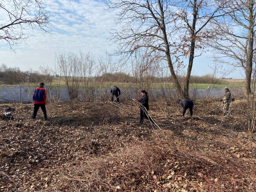 У Старовижівській громаді прибирали на єврейському кладовищі