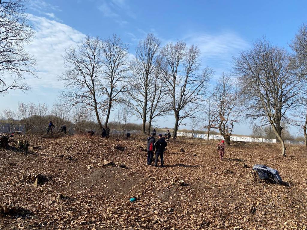 У Старовижівській громаді прибирали на єврейському кладовищі