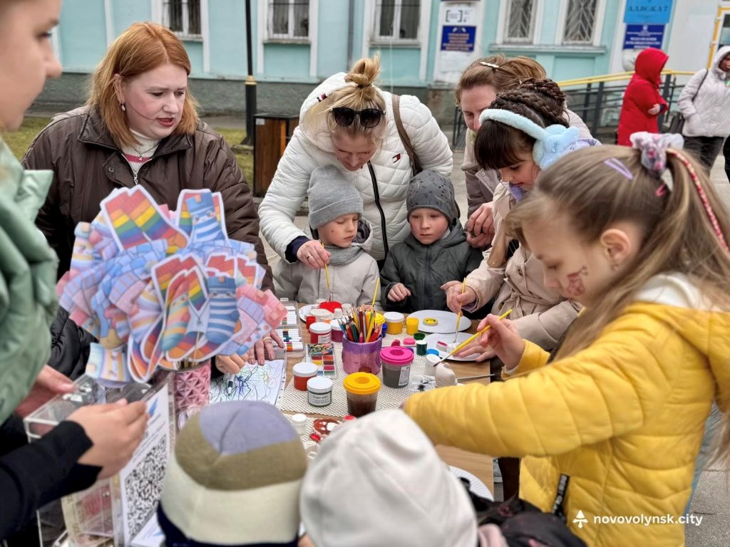 «Багато шкарпеток»: у Нововолинську організували захід на підтримку людей із синдромом Дауна