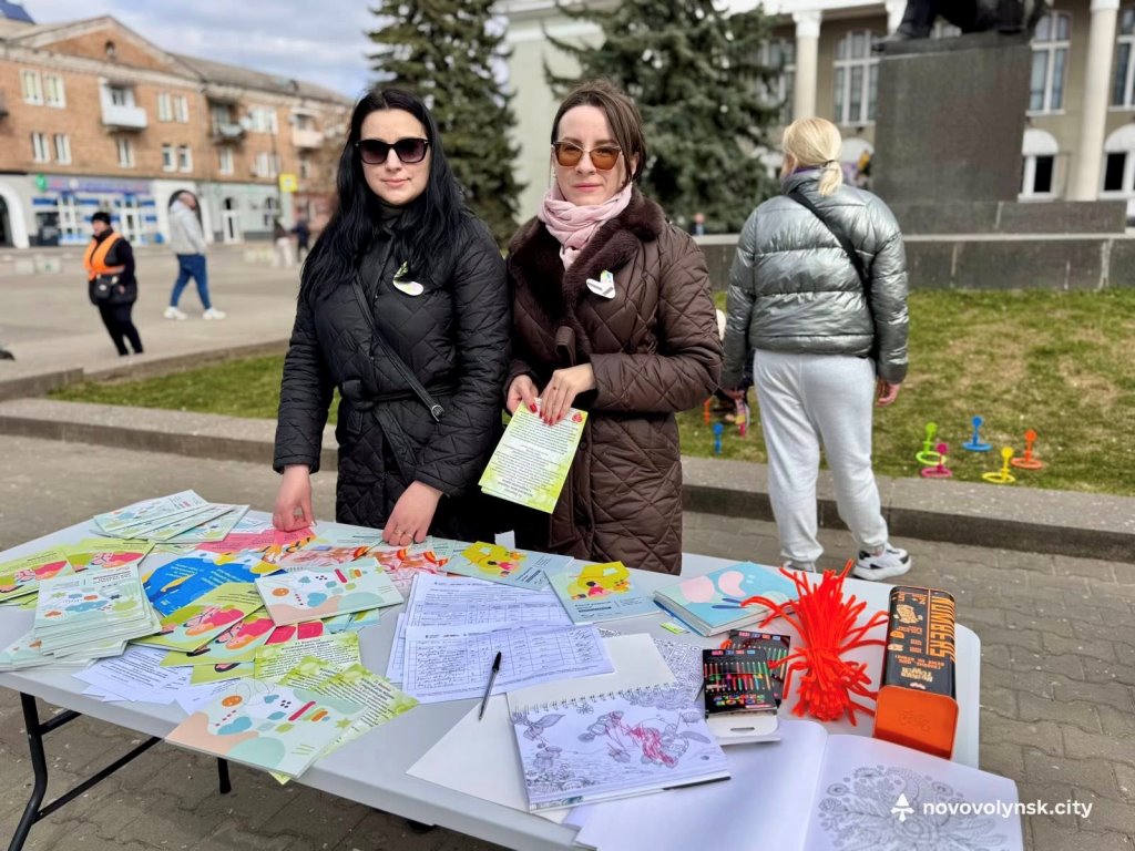 «Багато шкарпеток»: у Нововолинську організували захід на підтримку людей із синдромом Дауна