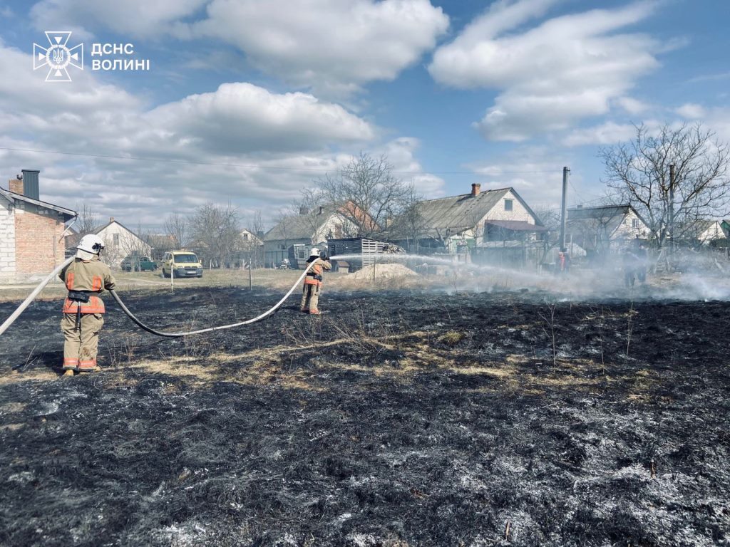 На Волині зафіксували низку пожеж сухої трави та чагарників