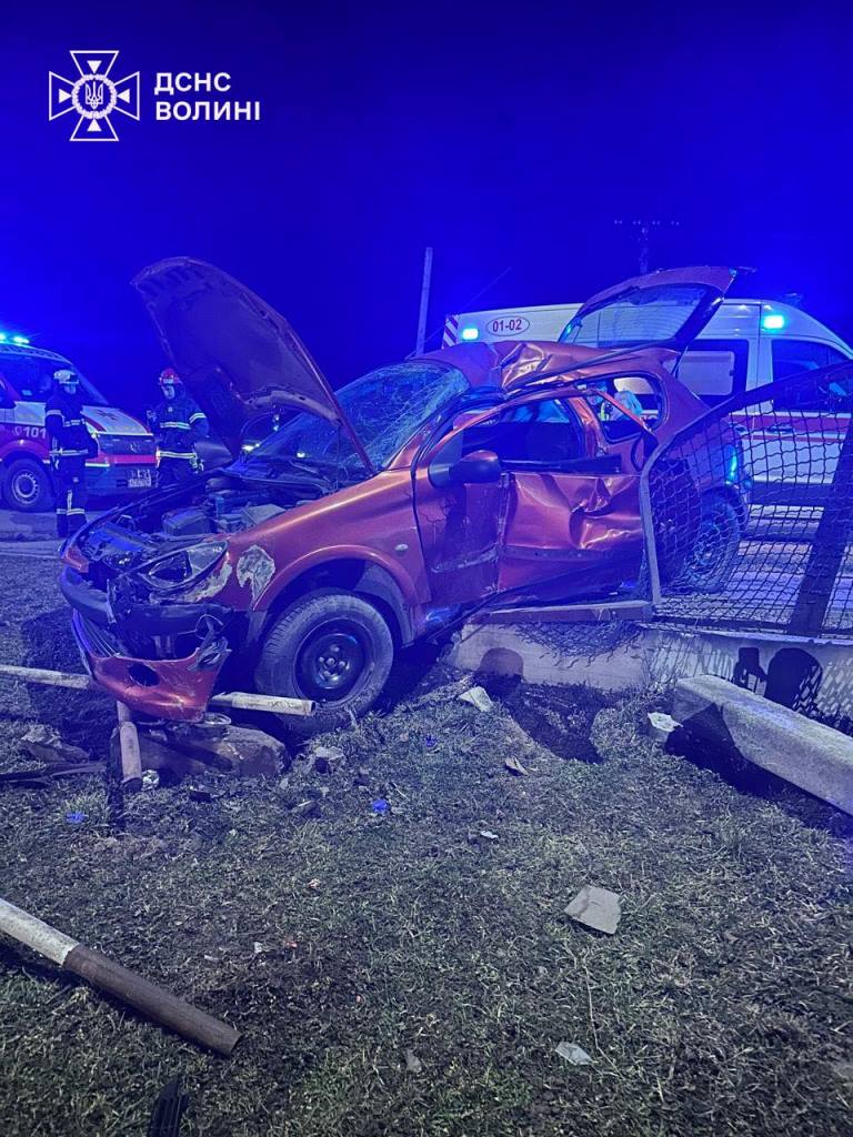 У селі поблизу Луцька рятувальники деблокували водія, який потрапив у ДТП