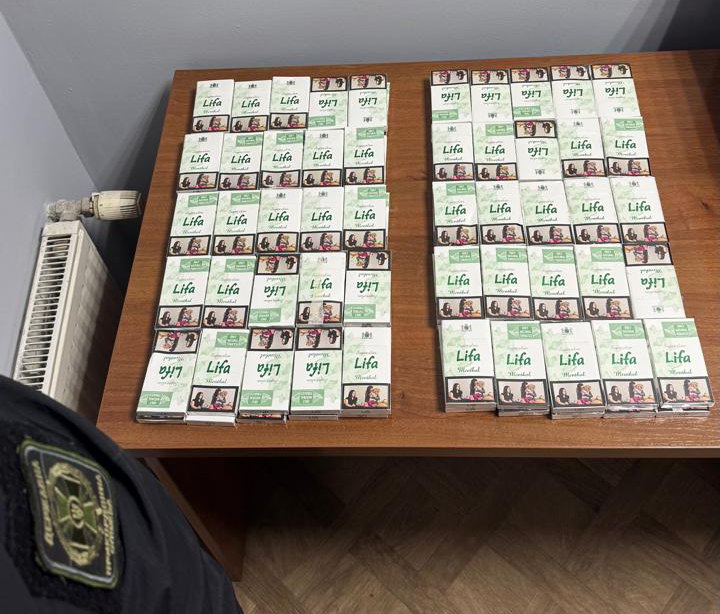 Сигарети «на собі»: на Волині водій вантажівки сховав товар під штанами