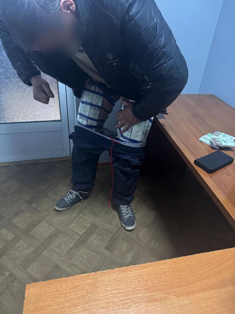 Сигарети «на собі»: на Волині водій вантажівки сховав товар під штанами