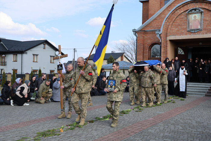 У Луцькій громаді попрощалися із воїном Сергієм Гузем