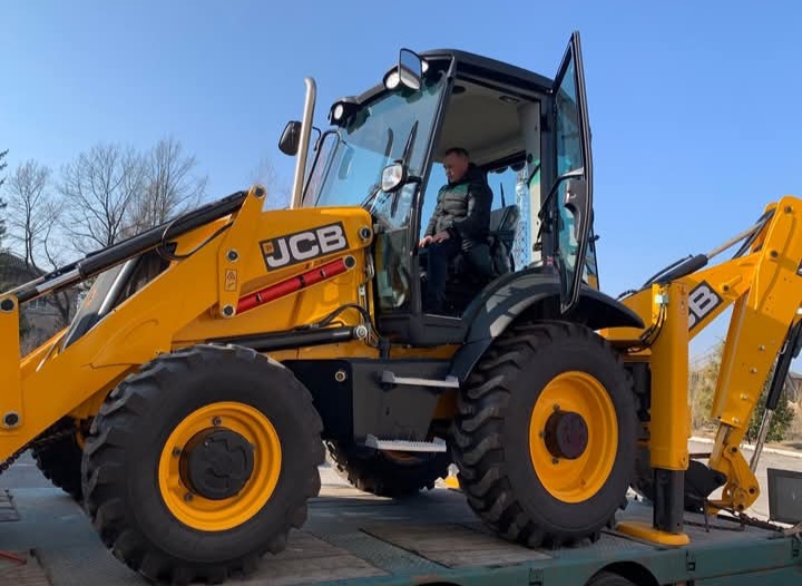 Шацька громада отримала від німецьких партнерів екскаватор та мікроавтобус