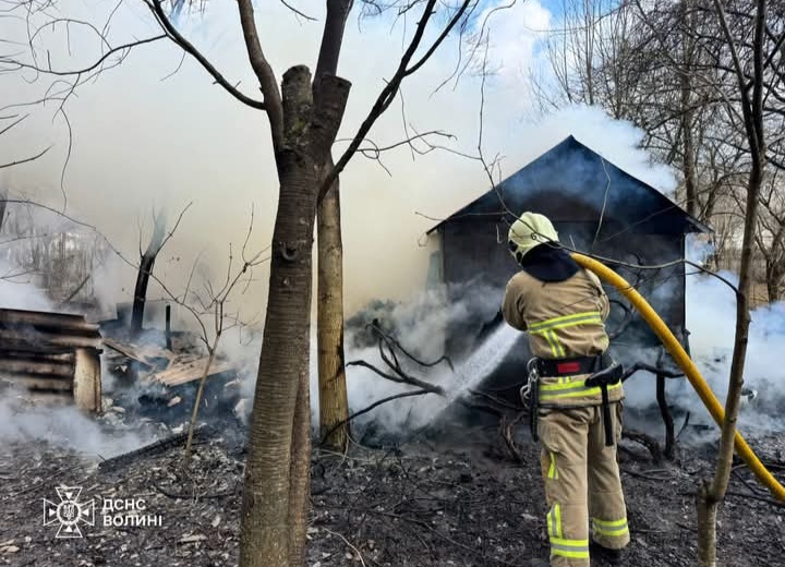 У Луцьку необережність з вогнем знищила споруду