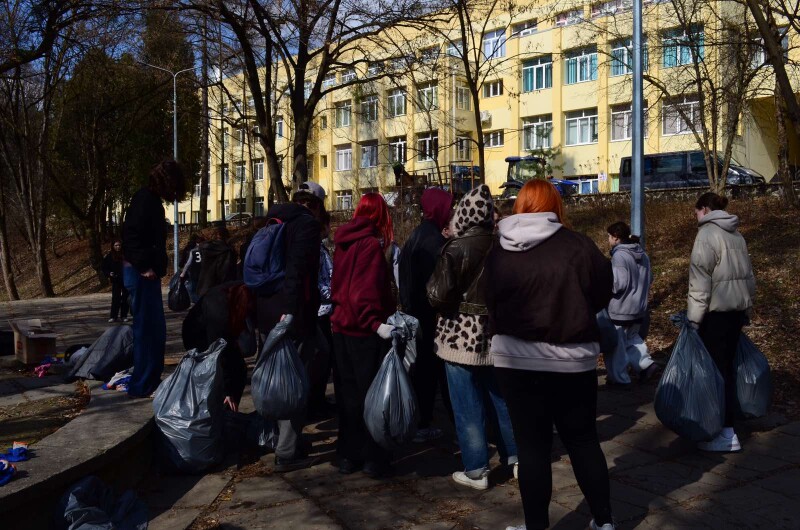 У Луцьку організували толоку з прибирання прибережної смуги Сапалаївки