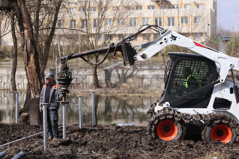 Поліщук оглянув хід робіт з облаштування нового лугопарку, що на вулиці Набережній