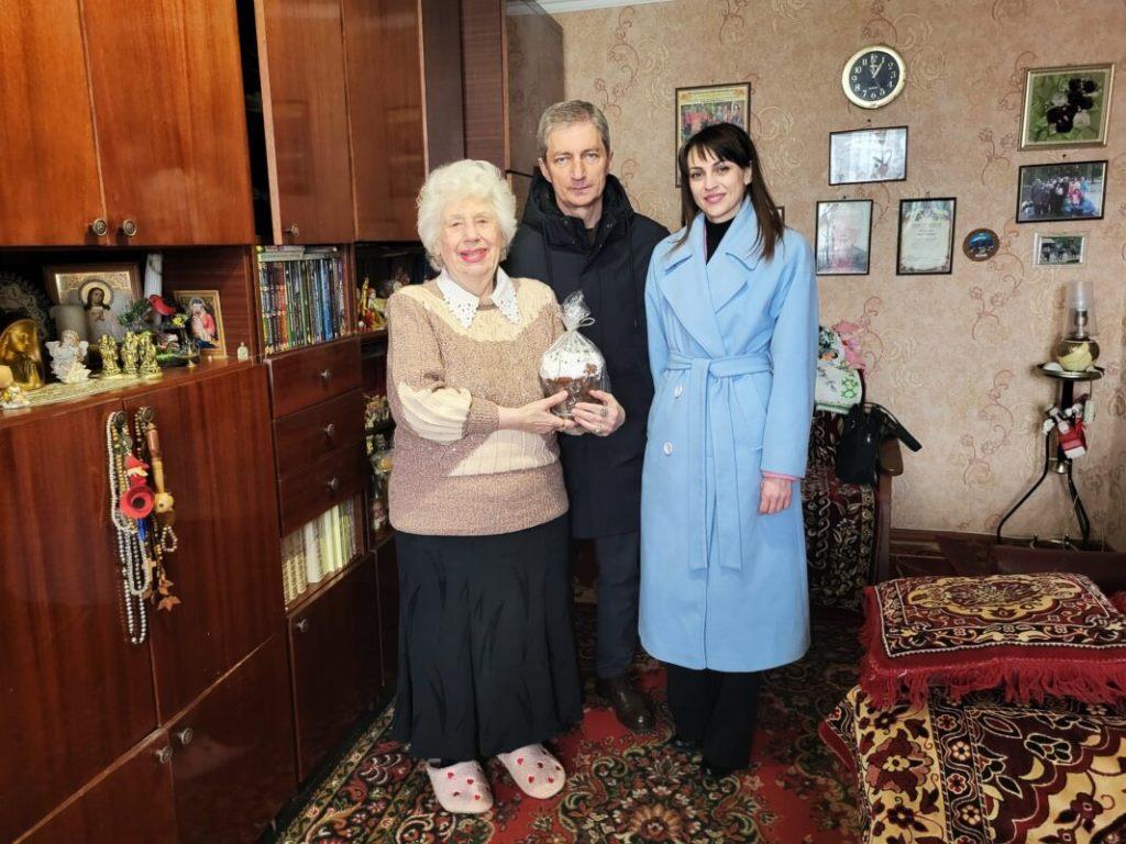 У Ковелі до Великодня людям поважного віку вручили продуктові набори