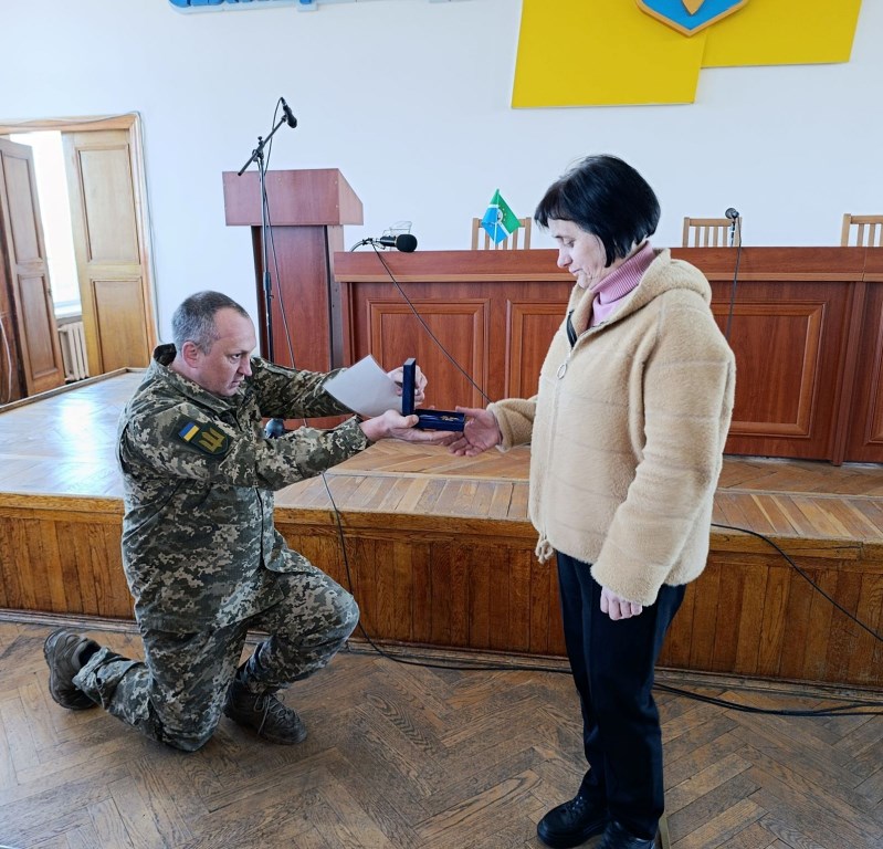У Маневичах родині загиблого воїна Сергія Ткачука вручили його посмертну відзнаку