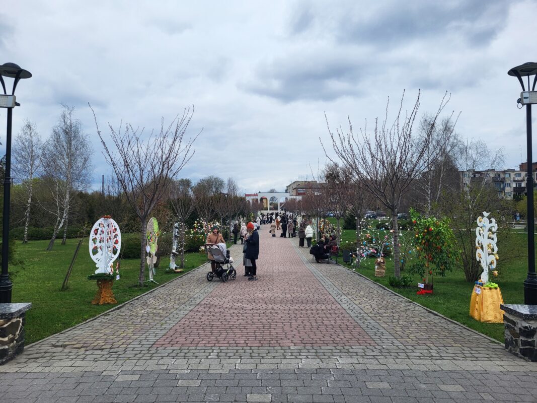 У ковельському парку встановили великодні інсталяції конкурсу «Писанко, дивуй»