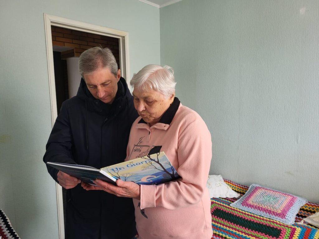 У Ковелі до Великодня людям поважного віку вручили продуктові набори