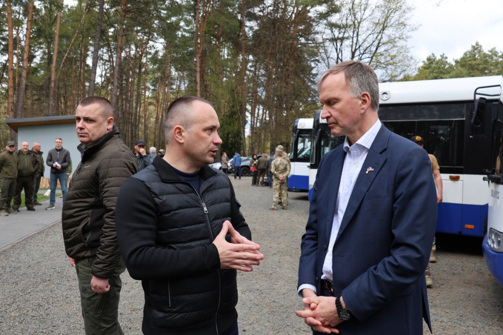 Латвійські волонтери передали транспорт для підрозділів ЗСУ та волинських лісівників