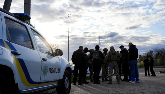 На Рівненщині чоловік з автомата відкрив вогонь по групі оповіщення, двоє поранених