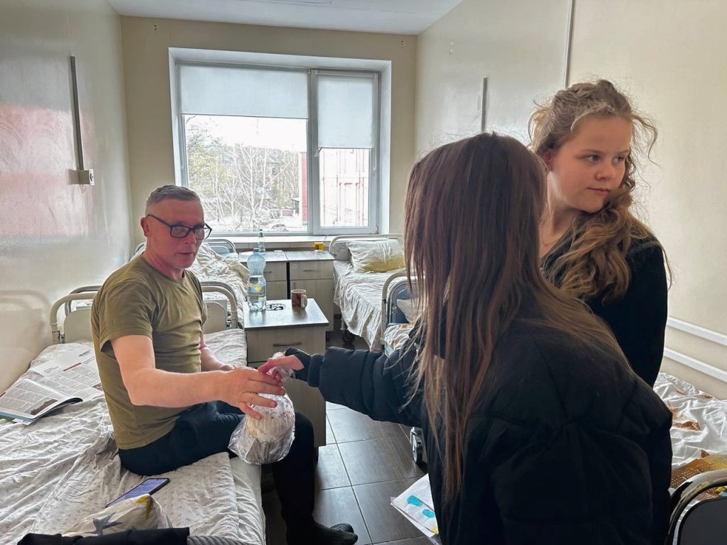 У Ковельському районі напередодні Великодня вітали військових та людей поважного віку