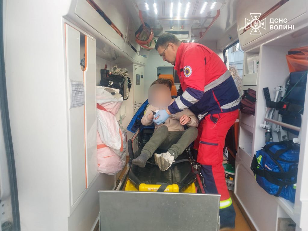 У Рожищі хлопчик простромив руку металевим прутом