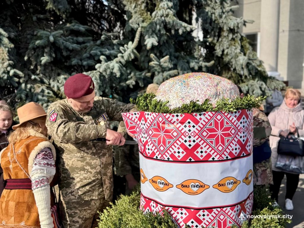 У Нововолинську презентували найбільшу паску: її номінували до Книги досягнень громади