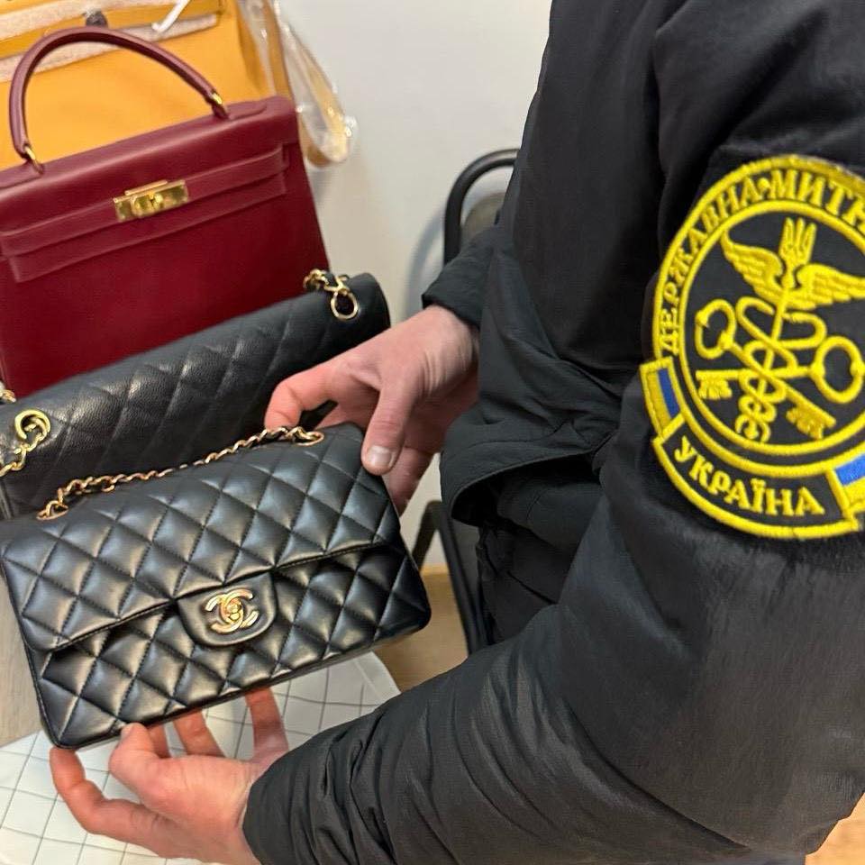 Через «Ягодин» намагалися ввезти люксові сумки без оподаткування