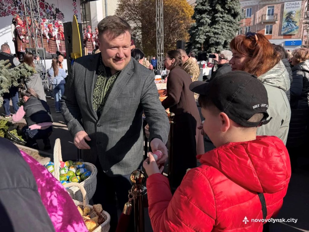 У Нововолинську презентували найбільшу паску: її номінували до Книги досягнень громади