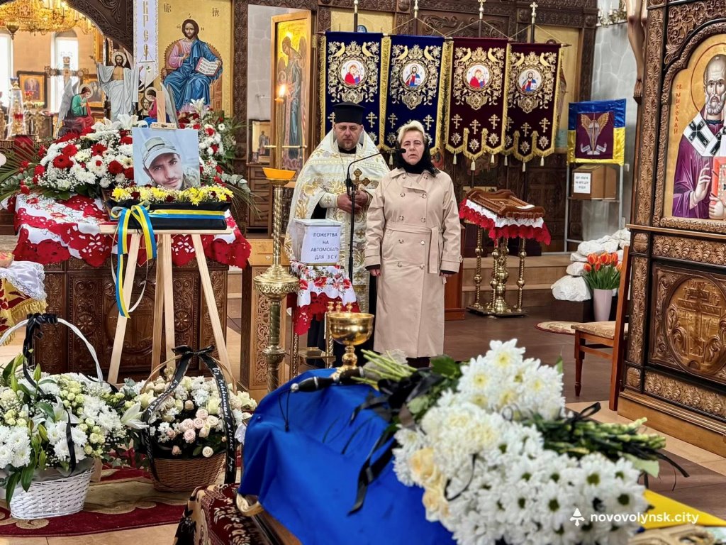 Нововолинська громада попрощалася із полеглим на фронті воїном Олександром Рубцовим