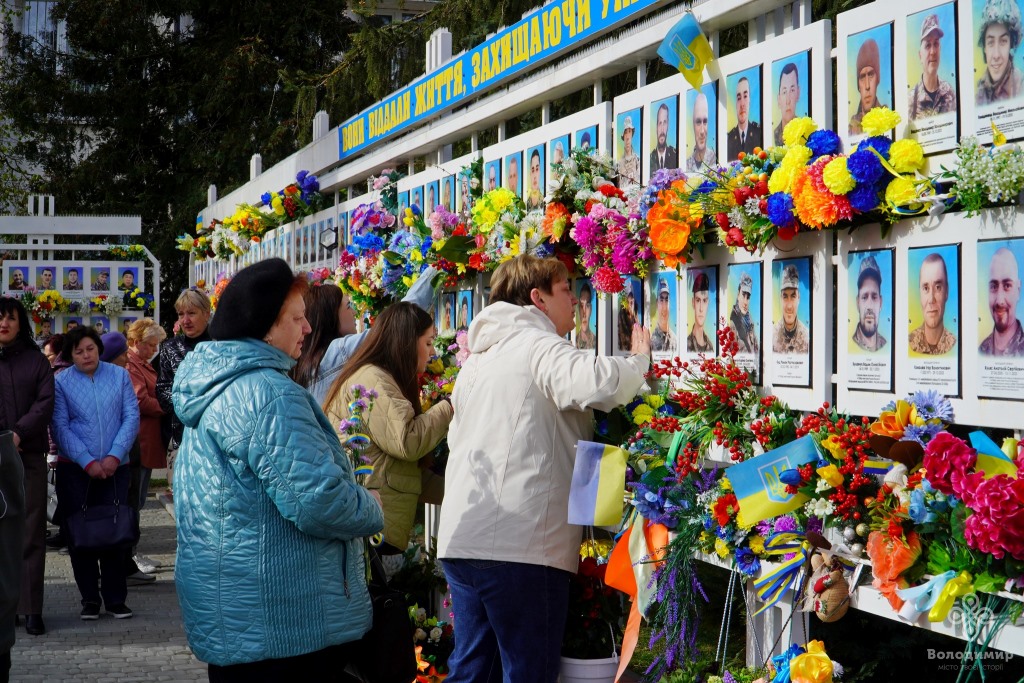 У Володимирі вшанували панахидою та покладанням квітів полеглих Захисників