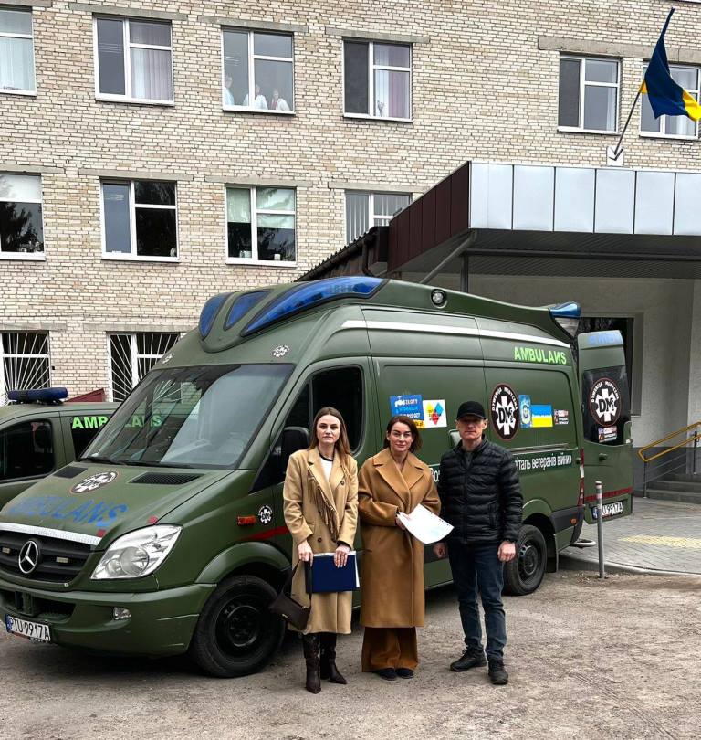 Польські партнери передали на Волинь медичний автомобіль та обладнання