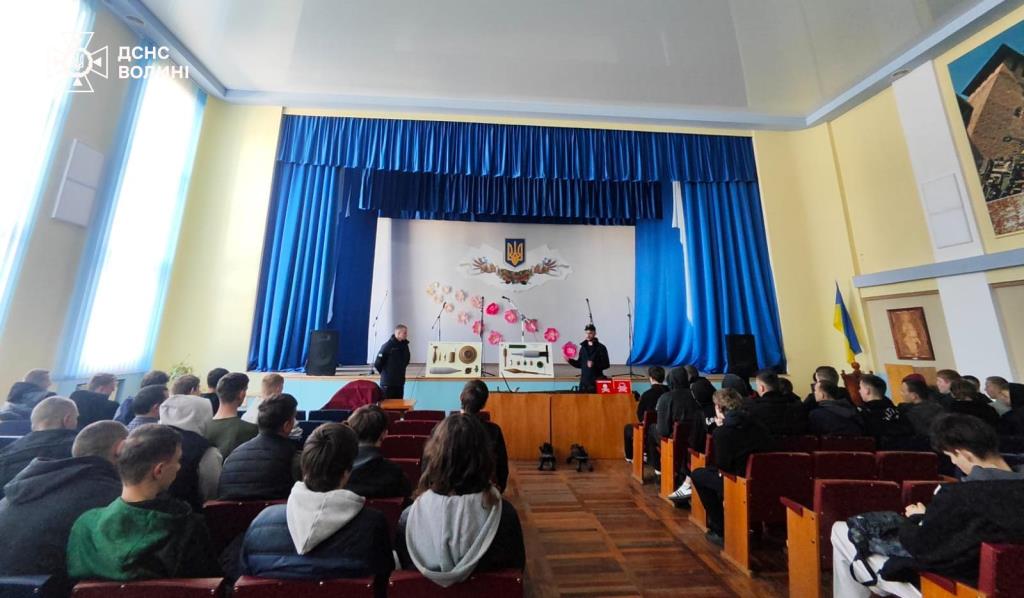 Волинські сапери навчали студентів правил мінної безпеки