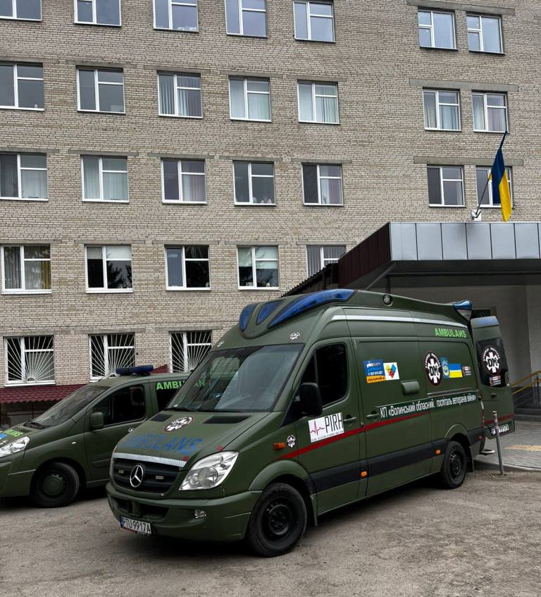 Польські партнери передали на Волинь медичний автомобіль та обладнання