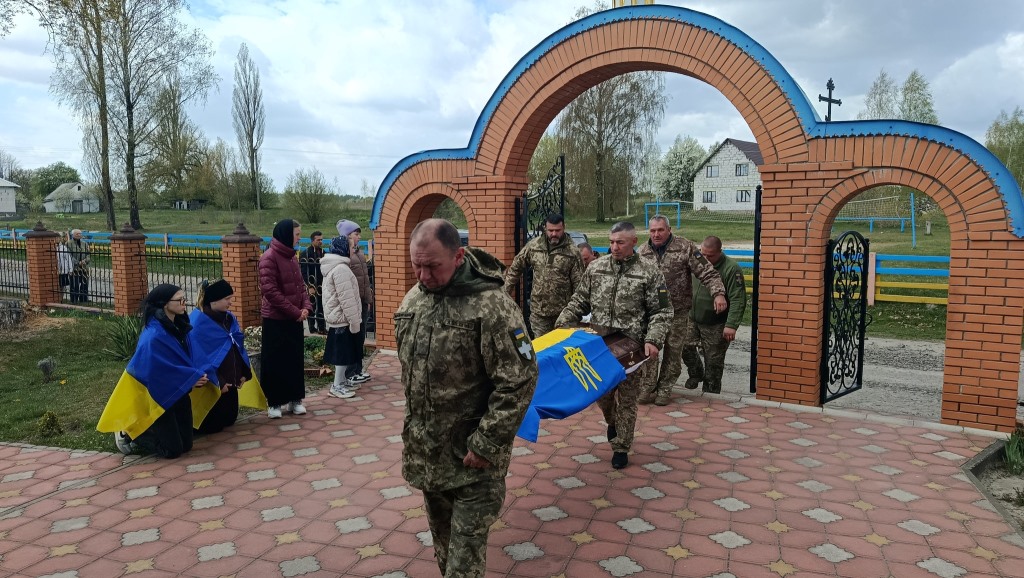У Маневицькій громаді попрощалися із воїном Володимиром Павлюком