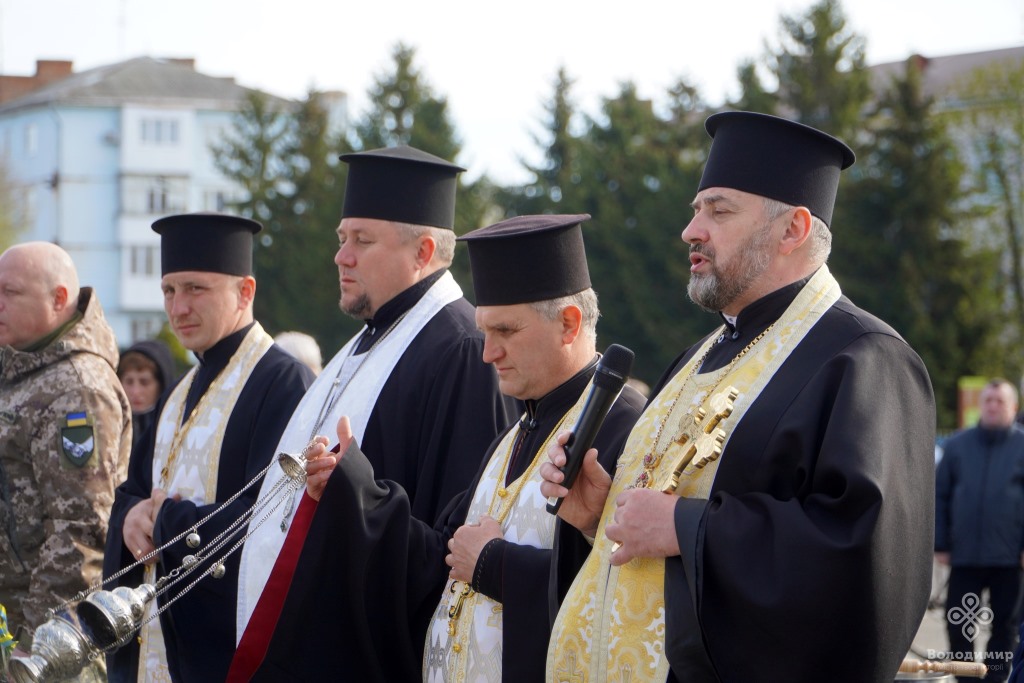 У Володимирі вшанували панахидою та покладанням квітів полеглих Захисників